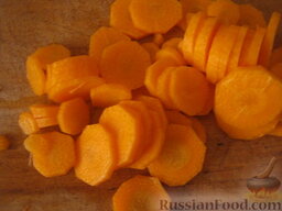 Соте из овощей: Морковь очистить от кожуры, помыть и нарезать тонко кружочками.