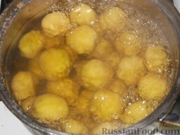 Скумбрия, запеченная с молодым картофелем: Очистить картофель. Залить водой, довести до кипения, посолить (1 ч. ложка) и варить при слабом кипении 30 минут. Остудить.  Если картофель крупный, нарезать его ломтиками, средний - кусочками (по желанию).