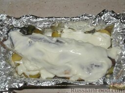 Скумбрия, запеченная с молодым картофелем: Залить оставшейся сметаной.