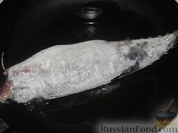 Скумбрия, запеченная с молодым картофелем: На сковороде разогреть масло. Выложить рыбу в горячее масло. На сильном огне подрумянить с обеих сторон. Жарить 2-2,5 минуты с одной стороны.