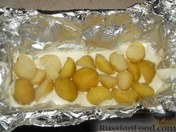 Скумбрия, запеченная с молодым картофелем: Выложить картофель.