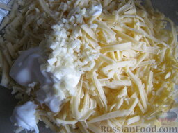 Хачапури с творогом: Сыр смешать с яйцом и ложкой сметаны, добавить мелко нарезанный чеснок.