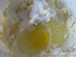 Хачапури с творогом: Добавить в миску соду, гашенную уксусом, сахарный песок, яйцо.