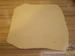 Хачапури по-осетински: Раскатать его так, чтобы тесто и маргарин чередовались по горизонтали (получается слоеное тесто).