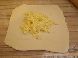 Хачапури по-осетински: На середину лепешки выложить сыр с яйцом. Можно положить кусочек масла.