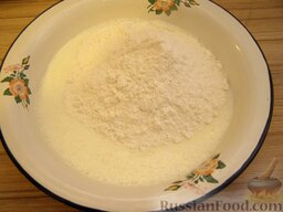 Хачапури по-осетински: Добавить муку, в количестве, необходимом, чтобы тесто получилось не слишком крутое, но и не слишком мягкое.