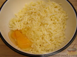 Хачапури по-осетински: Добавить яйцо. Сыр вымешать с 1 сырым яйцом до однородности.
