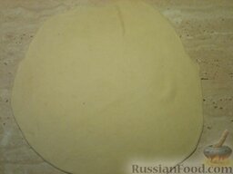 Хачапури постные: Тесто разделить на 10 кусочков. Раскатать не очень тонкие лепешки (2 мм толщиной).