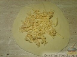 Хачапури постные: Для хачапури взять две лепешки. Одну посыпать тертым сыром.