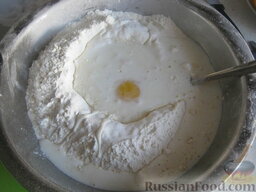 Чебуреки на кефире: Как готовить чебуреки на кефире:    Приготовить тесто на кефире для чебуреков. Муку просеять. Добавить кефир, соль и яйца.