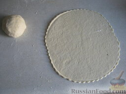 Чебуреки на кефире: Тесто для чебуреков разделить на шарики величиной с мандарин. Раскатать тесто, обрезать край.