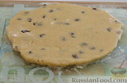 Валлийское печенье: Насыпьте немного муки на доску и раскатайте тесто скалкой в пласт толщиной 7-10 мм.