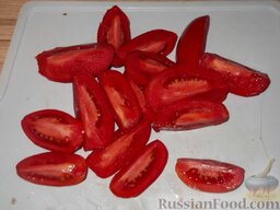 Консервированые помидоры в желе по-латышски: Вымыть помидоры, порезать на дольки.