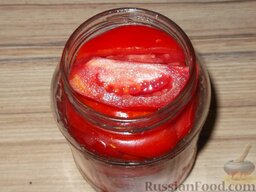 Консервированые помидоры в желе по-латышски: Банки тщательно вымыть.    Подготовленные помидоры плотно уложить в банки.