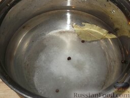 Консервированые помидоры в желе по-латышски: Приготовить заливку. Для этого в кипящую заливку добавить специи. Дать покипеть 3 — 4 мин