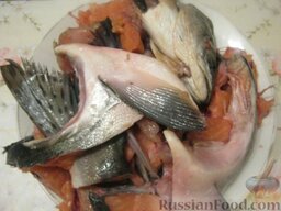 Уха из лососевых голов: Головы лосося (семги) промыть, удалить жабры, положить в большую кастрюлю.