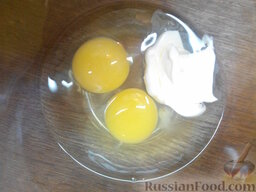 Гренки с чесноком: Как приготовить гренки с чесноком:    Разбейте яйца, добавьте 1 ст. л. майонеза.