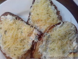 Гренки с чесноком: Сыр натрите на мелкой терке прямо над подготовленными гренками. Так посыпьте тертым сыром все гренки с чесноком.