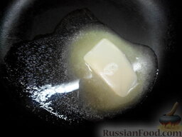 Гренки с чесноком: На сковороде растопите сливочное масло.