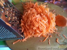 Борщ на зиму: Морковь очистить, помыть и натереть на крупной терке.