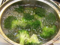 Брокколи жареная: Вскипятить воду, добавить соль. Бросит брокколи в кипяток и варить 5-6 минут (2-3 минуты после закипания).    Пока брокколи варится, подготовить холодную (а лучше ледяную) воду.