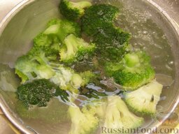 Брокколи жареная: Отваренную брокколи сразу же поместить в ледяную воду. Через 2-3 минуты воду слить.
