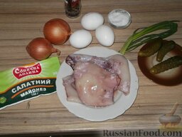 Салат из кальмаров с солеными огурцами и яйцом: Подготовить продукты для салата из кальмаров и соленых огурцов.