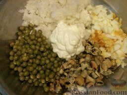 Салат с мидиями: Мелко нарезанных мидий смешать с рисом, зеленым горошком, рубленым яйцом и заправить майонезом.