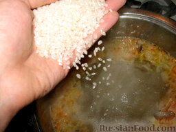 Суп с грибами: Когда бульон закипит, уменьшить огонь и добавить обжаренные лук и морковь.   Затем добавить рис.