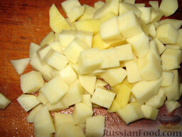 Суп с грибами: Картофель нарезать кубиками и добавить в суп.   Довести до кипения, посолить.