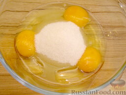 Рецепт бисквитного теста: Взбивать яйца с сахаром для приготовления бисквитного теста нужно в тщательно обезжиренной и высушенной посуде. Лучше всего использовать стеклянную или керамическую емкость.