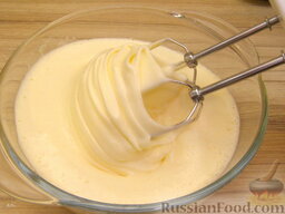 Рецепт бисквитного теста: Яйца взбить с сахаром до увеличения объема массы в 2,5-3 раза. Взбивать нужно 20-25 минут.