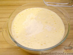 Рецепт бисквитного теста: Во взбитую массу всыпать муку, смешанную с крахмалом. Осторожно, но быстро замесить тесто.