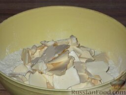 Слоеное тесто на скорую руку: В просеянную муку кладут небольшие кусочки масла или маргарина (нарезают его прямо в над миской с мукой).