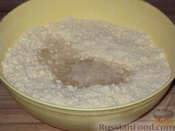 Слоеное тесто на скорую руку: Соль и сахар растворяют в холодной воде, соединяют с мукой и маргарином.