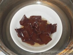 Молочно-шоколадный крем: Шоколад разломать на кусочки, добавить 1 столовую ложку горячей воды и растопить на водяной бане.