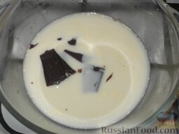 Крем заварной шоколадный: Как приготовить шоколадный заварной крем:    Подогреть молоко. Выложить в молоко кусочки шоколада. Помешивая, растворить шоколад в молоке.