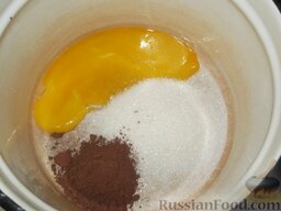 Крем заварной шоколадный: Желтки хорошо растереть с сахаром и какао.