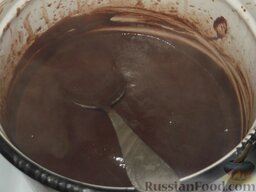 Крем заварной шоколадный: Перемешать и довести на малом огне до кипения, помешивая. Варить заварной шоколадный крем 3-5 минут, также помешивая, чтобы крем загустел.