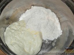 Сметанный крем: Затем сметану помещают в емкость, погруженную в посуду с холодной водой, добавляют сахарную пудру, ванилин.