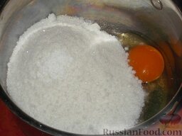 Домашний «Наполеон» (способ 1): Приготовление крема для «Наполеона» по-домашнему: сахар и ванилин разотрите с яйцом.