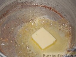 Домашний «Наполеон» (способ 1): Растопите масло (40-50 г). Слегка охладите и смешайте с яйцом.