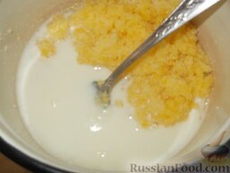Торт «Наполеон» (способ 2): Приготовление крема: желтки растереть с сахаром, влить молоко.