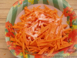 Кальмары по-корейски: Морковь посолить, оставить на 30 минут, затем отжать выделившийся сок.