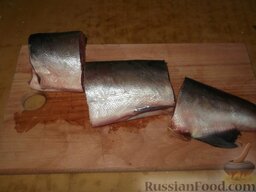 Соление горбуши, семги, кеты, форели: Рыбу можно солить целиком, но удобнее нарезать ее на несколько кусков.