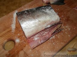 Соление горбуши, семги, кеты, форели: Натереть рыбу солью с сахаром.