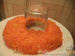 Салат «Гранатовый браслет»: 4 слой - тертая морковь, немного соли, майонез (1,5 ст. ложки.