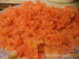 Салат «Гранатовый браслет»: Морковь очистить, натереть на крупной терке.