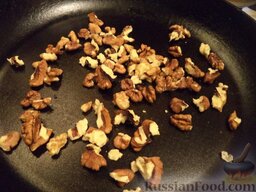 Салат «Гранатовый браслет»: Грецкие орехи очистить, поджарить и измельчить.