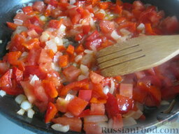 Харчо по-грузински: Выложить сладкий перец и помидоры (или томатную пасту). Тушить, помешивая 1-2 минуты.
